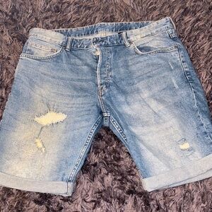 & denim 5-pocket shorts in stretch cotton denim w/heavily distressed.  Size 36